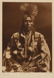 [Un hombre piikani con atuendo tradicional]