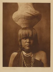 Muchacha y vasija - San Ildefonso