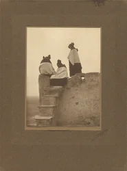 [Hopi, observando a los bailarines]