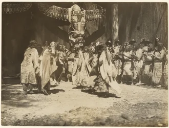 [Naida baila la Danza de la vida y de la muerte]