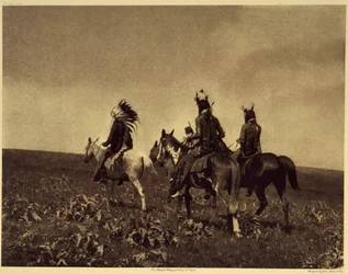 Una incursión exitosa en busca de caballos. Los apsaroke eran una de las tribus más extrañas de temer y sus historias de saqueos, más o menos importantes, ya no se cuentan. Foto tomada del volumen 4 de la enciclopedia publicada por Edward S. Curtis (1868-1