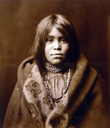 Una niña apache, c. 1903, foto Edward S. Curtis