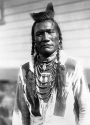 Sonajero de pájaro, hombre indio, c. 1910, foto Edward S. Curtis