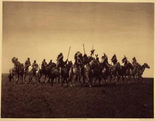 Fiesta de guerra Brate. Una banda de Sioux Brules repite una incursión contra el enemigo. Fotografía tomada del volumen 3 de la enciclopedia de Edward S. Curtis (1868-1952) sobre los indios de Norteamérica, con prólogo de Theodore Roosevelt. Entre 1907 y 1