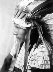 Niña cheyenne, La hija de Caballo Malo (perfil), c. 1905, foto Edward S. Curtis