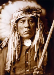 Curley, hombre Apsaroke, con tocado, c. 1905, foto Edward S. Curtis