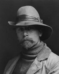 Edward S. Curtis (1868-1952) fotógrafo estadounidense que trabajó bajo el patrocinio de JohnPierpontMorgan, se interesó por los indios y publicó una especie de enciclopedia sobre ellos ("The North American Indian")