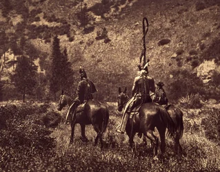 En Black Canon. Los apsaroke, sin ser exclusivamente habitantes de las montañas, siempre amaron las colinas, prefiriendo los prados monótonos... la sombra de los bosques y los ríos claros. La foto ilustra la costumbre de llevar una cinta detrás de la