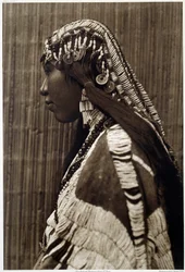 Indio de América: "Retrato de niña india" Fotografía de American Edwards Curtis (1868-1952), siglo XX. La Rochelle, Museo del Nuevo Mundo