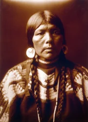 Mujer india La esposa de Ow High, c. 1905, foto Edward S. Curtis