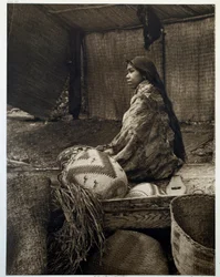 Indios de América: una joven india, hija del jefe de la tribu Skokomish