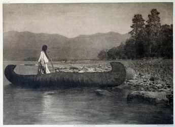 Indios de América: un indio en una canoa en el sur del lago Flathead, Montana