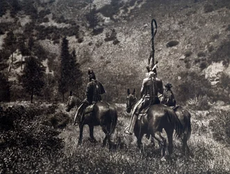Indios de América de la tribu apsaroke en el Black Canyon, Estados Unidos