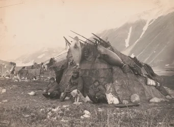 Cabaña y familia inuit, c.1899 (foto b/n)