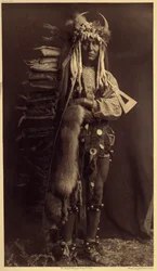 Brest de Hierro, Piegan. Traje de un miembro de los Toros, una antigua sociedad desaparecida desde hace muchos años Foto del volumen 6 de la enciclopedia publicada por Edward S. Curtis (1868-1952) sobre los indios de Norteamérica, con prólogo de Theodore R