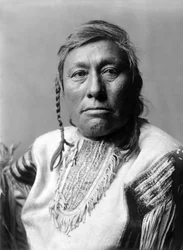 Long Time Dog, indio, c. 1908, foto Edward S. Curtis