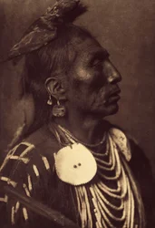 Cuervo Medicinal, Apsaroke. El halcón atado a su cabeza es una forma de llevar el símbolo de su espíritu guardián. Foto tomada del volumen 4 de la enciclopedia publicada por Edward S. Curtis (1868-1952) sobre los indios de Norteamérica, con prólogo de Theo