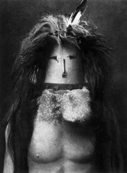Indio navajo disfrazado de diosa Haschebaad