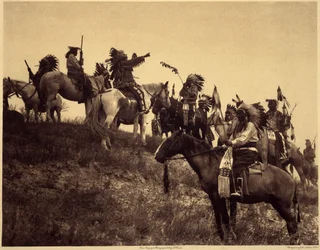 Planeando una incursión. Los indios, con sus impresionantes trajes típicos, se reúnen en grupos muy pintorescos. Esta es una tropa de Sioux Ogalala (Oglala), en una colina que domina el valle de Wounded Knee, en la reserva de Pine Ridge, Dakota del Sur. Fo