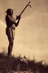 Oración al misterio. Al rezarla, siempre se ofrecía la pipa al Gran Manitú elevándola al cielo. A los pies del adorador hay un cráneo de búfalo, símbolo del espíritu del animal del que tanto dependían los indios. El hombre que vemos i