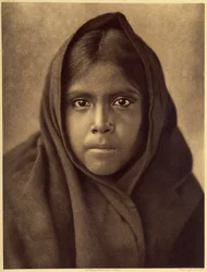 Chica Qahatika. Joven Qahatika. Estos indios del desierto viven a unos 60 kilómetros de la Reserva Pimas (Arizona). Foto tomada del volumen 2 de la enciclopedia de Edward S. Curtis (1868-1952) sobre los indios de Norteamérica, con prólogo de Theodore Roose