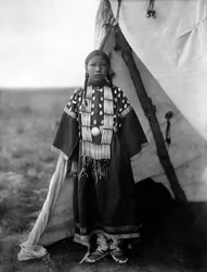 Rosa Lame Dog, mujer dakota en la puerta de un tipi, c. 1905, foto Edward S. Curtis