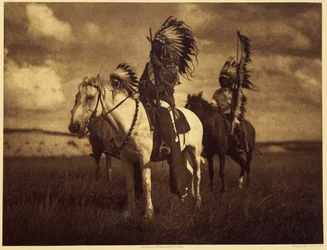 Jefes sioux. Muy a menudo, dos o tres hombres formaban una tropa de guerra y partían durante semanas o meses. A veces regresaban con cabelleras, caballos o mujeres. Entonces, fuera cual fuera su tamaño, la tropa de guerra conocía la derrota y no había supe