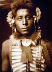 Águila Sentada, hombre Cuervo, c. 1905, foto Edward S. Curtis