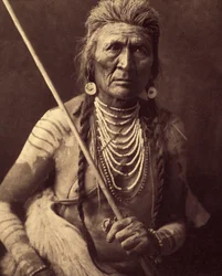Wolf, Indian Apsaroke (Lobo - Apsaroke también escrito a veces Absaroke) Foto tomada del volumen 4 de la enciclopedia publicada por Edward S. Curtis (1868-1952) sobre los indios de Norteamérica, con prólogo de Theodore Roosevelt. Entre 1907 y 1930, 2