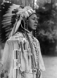 Joven en traje de fiesta, Umatilla, c. 1910, foto Edward S. Curtis