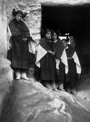 jóvenes indios Hopi en el poblado de Walpi (Arizona)