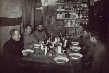 Los hombres, cena del día de Midwinter, Expedición Antártica Británica, Cabo Evans, 22 de junio de 1912