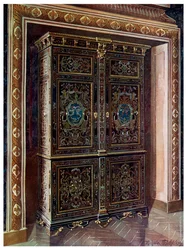 Armario en ébano con incrustaciones de latón grabado y metal blanco, 1910