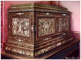 Cofre de joyas incrustado de madera de nogal con frente, lados y tapa panelados, 1910