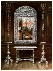 Espejo, gueridones y mesa recubiertos con placas de plata, 1910