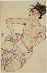 Mujer semidesnuda arrodillada