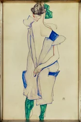 Niña de pie con vestido azul y medias verdes, vista posterior (gouache, acuarela y lápiz)