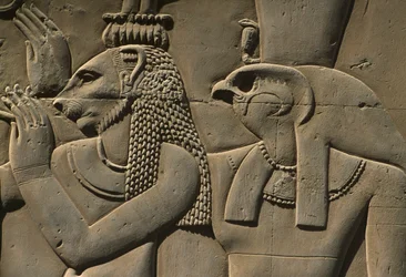 Detalle de un relieve, piedra con Bastet y Horus