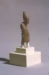 Figura de un Rey con la Corona Blanca del Alto Egipto y el manto del festival Sed, del Templo de Osiris, Abydos, período Dinástico Temprano, c.3000 a.C.
