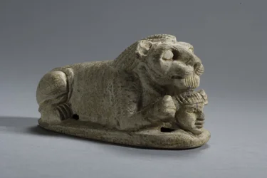 Tapa de un León reclinado agarrando una Cabeza, Napata-Meroe, Alta Nubia