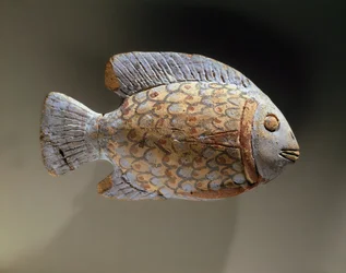 Pez de cerámica pintada, de Egipto