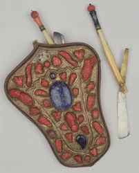 Par de navajas con soportes, encontrados en el campo de batalla de Heliópolis