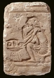 Relieve de un hombre sentado junto a una mesa, período de Amarna