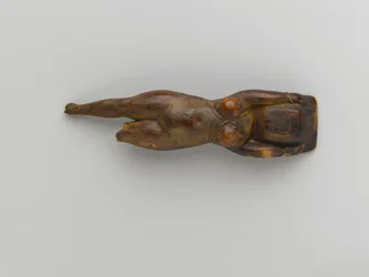 Plato de tocador sostenido por una figura de mujer flotando, de Saqqara