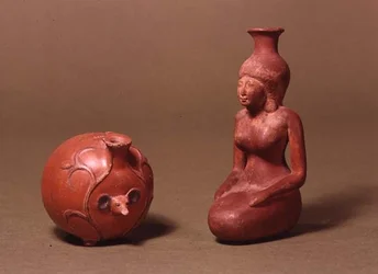 Vasijas en forma de niña y erizo