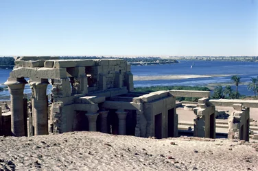 Vista del Templo Doble Romano y Ptolemaico de Sobek y Haroeris en el Río Nilo