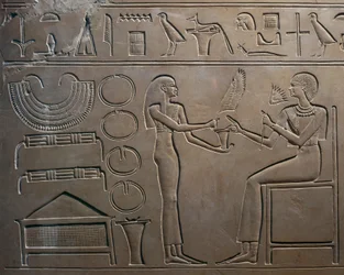 Detalle del relieve con un sirviente mostrando joyas a la reina, del sarcófago de la reina Kawit, Templo de Mentuhotep II, Deir el Bahari, Egipto.