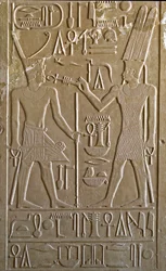 Antigüedad egipcia: jeroglífico que representa a Sesostris I recibiendo de las manos de Amón RA los símbolos de vida y salud - capilla blanca del faraón Sesostris I (1962-1928 a.C.) dinastía XII, santuario construido para rendir homenaje al dios Amón - mus