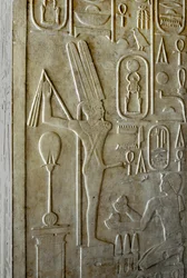 Antigüedad egipcia: jeroglífico que representa al dios Ithyphallic Min, capilla blanca del faraón Sesostris I (1962-1928 a.C.) Dinastía XII, santuario construido para rendir homenaje al dios Amón. Museo al aire libre del templo de Karnak Egipto