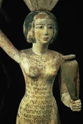 Portadora de ofrendas con un jarrón de agua en la mano y un recipiente sobre la cabeza, egipcia, Reino Medio, hacia 1950 a. C. (madera de higuera estucada y pintada) (detalle de 93791)